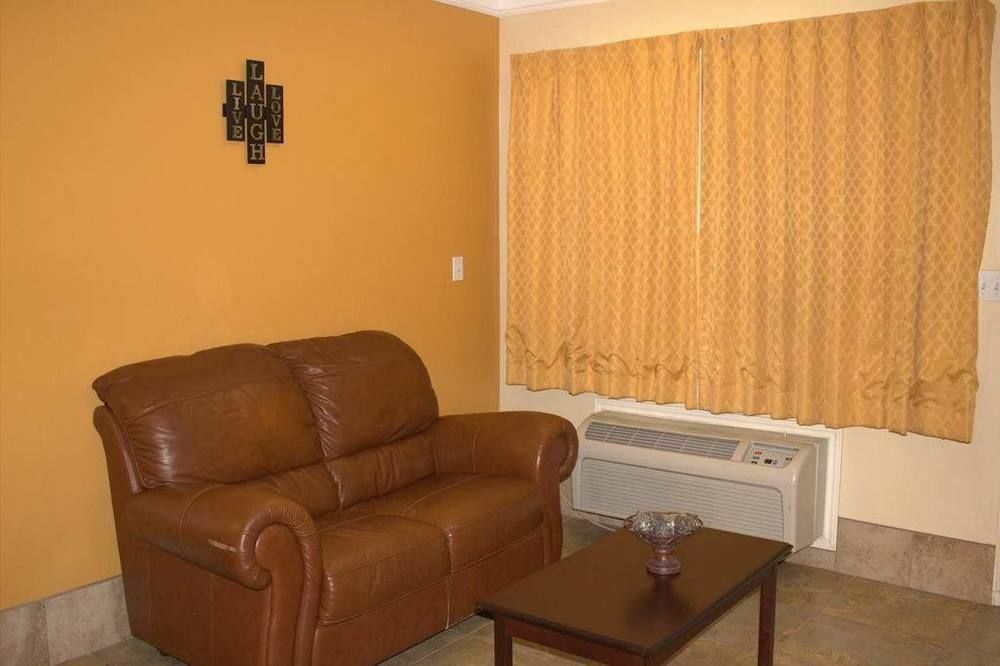 Texas Inn & Suites Mcallen At La Plaza Mall And Airport Exterior photo